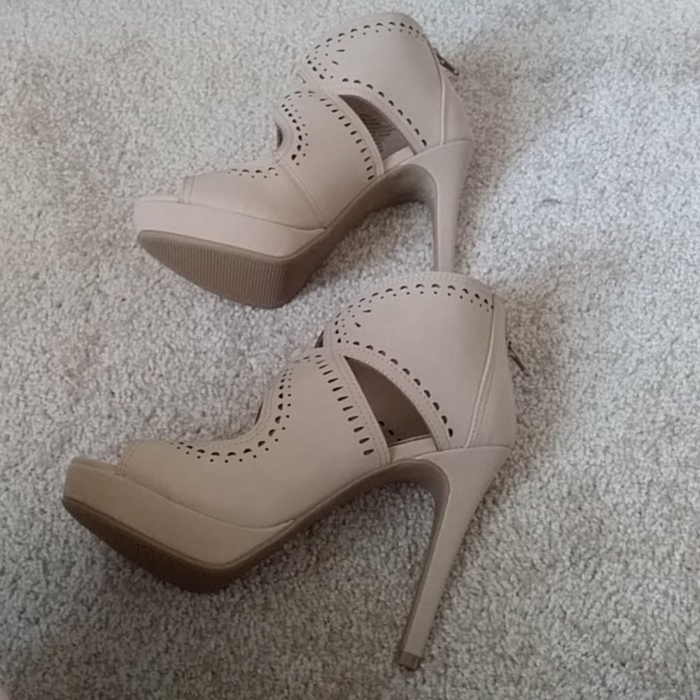 Shoe - Picture 3 of 8